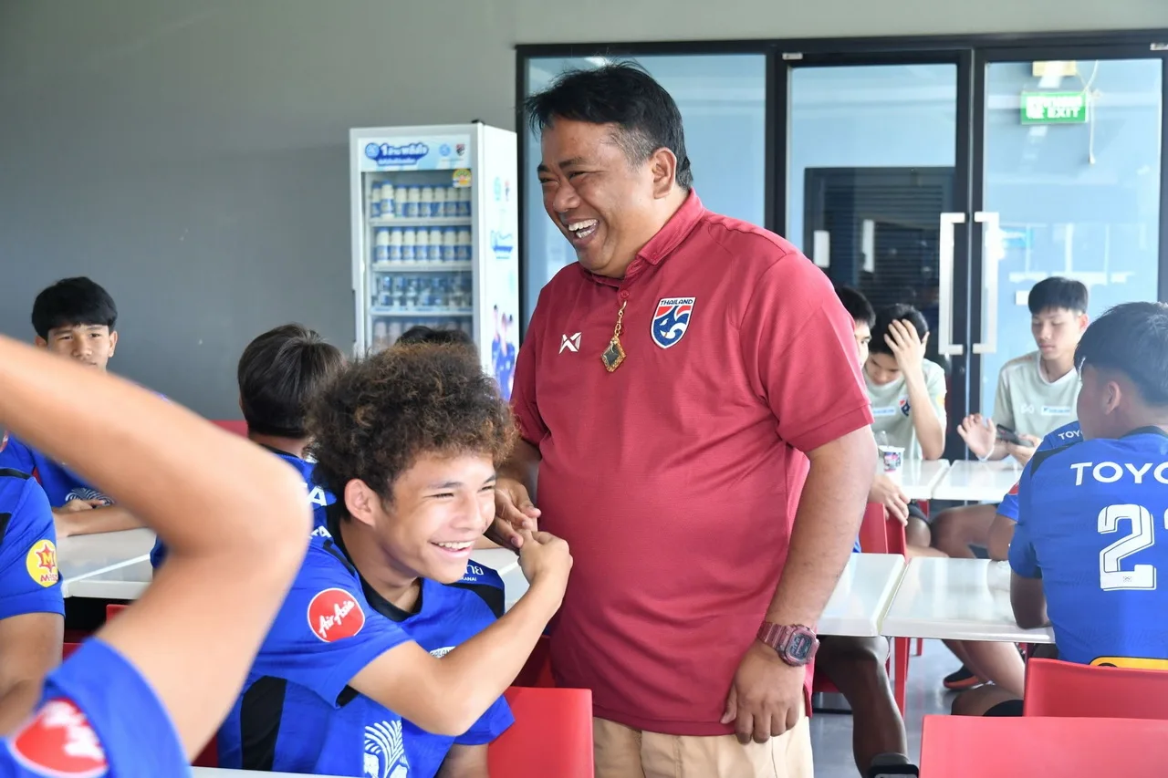 จเด็จ มีลาภ นำทัพทีมชาติไทย U-17 รายงานตัว