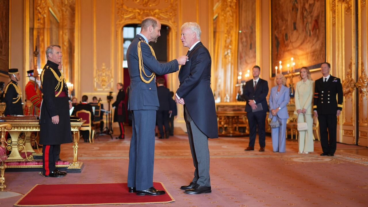 เดวิด มอยส์ รับเครื่องราชอิสริยาภรณ์ OBE จากเจ้าชายวิลเลียม